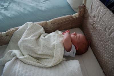 Co-sleeper met baby, ouders vannature.nl