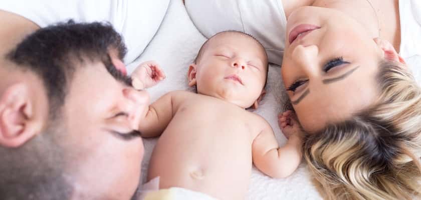 Samen slapen met je baby schadelijk volgens experts in Nieuwsuur