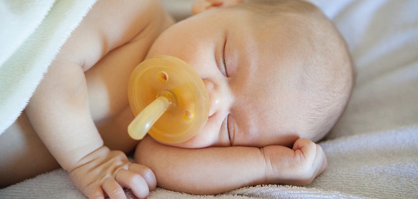 Een speen helpt baby's in slaap te vallen
